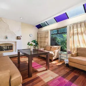 Stylish & Central Retreat - Steps From Local Attractions! , Vancouver Canada